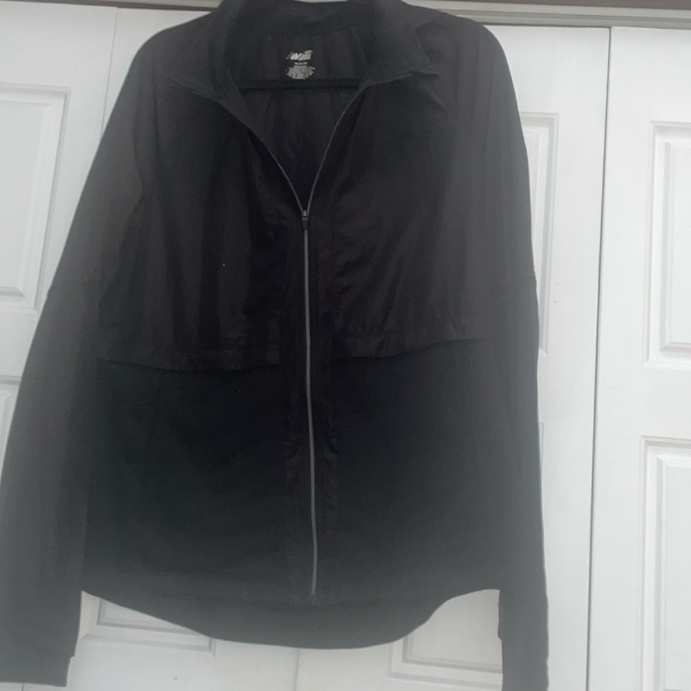 Avía Light Weight/Black Jacket- Large